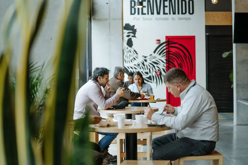 Trabajadores conversando en la plazoleta de comidas de la Zona Franca de Bogotá