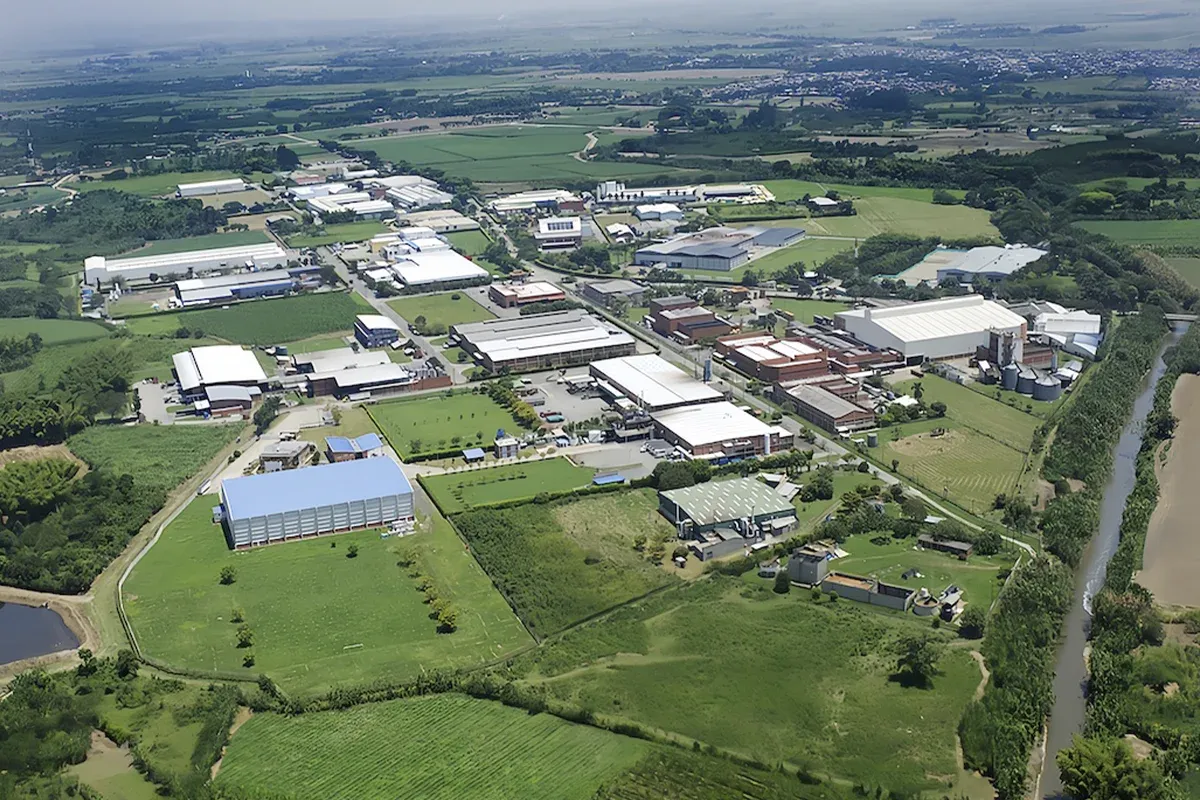 Vista aérea de un parque industrial con naves de varias empresas vecinas rodeadas de cultivos y zonas verdes
